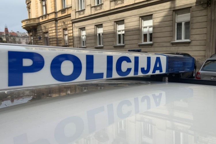 Slika /PU_SiM/AA NOVE Ilustracije/OZNAKE_policija/foto - ilustr - auto.jpg